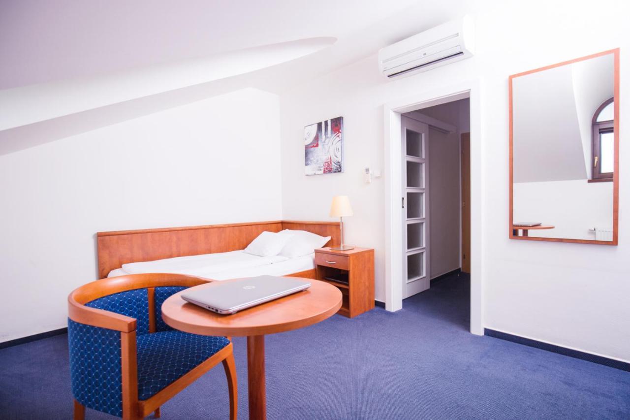 Hotel Lev Lovosice Esterno foto