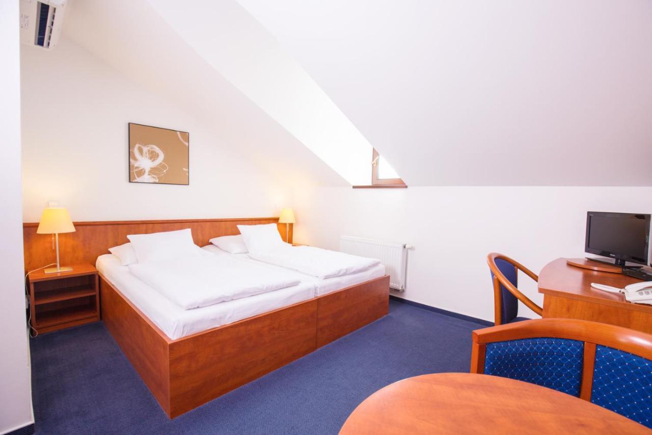 Hotel Lev Lovosice Esterno foto