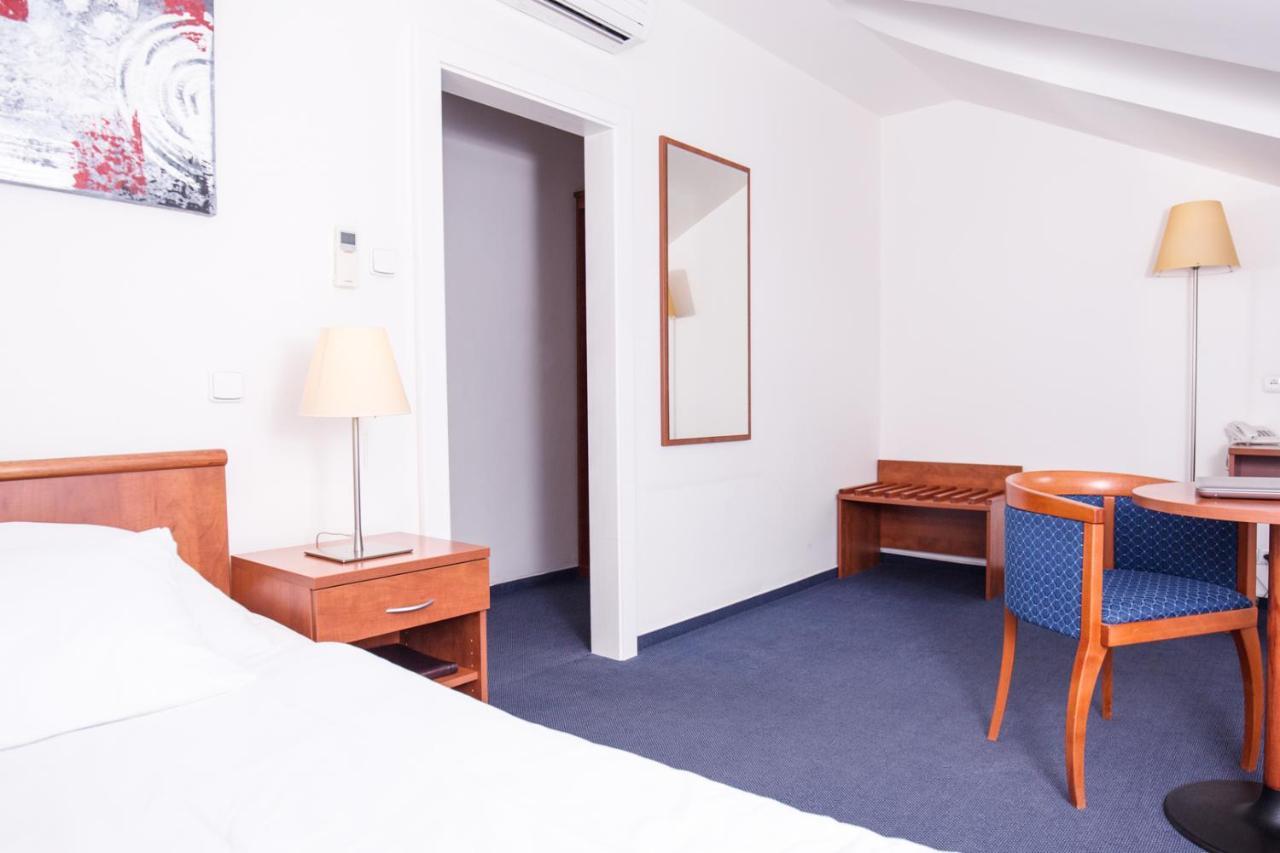 Hotel Lev Lovosice Esterno foto